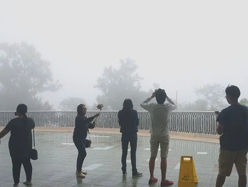 Baguio folks taking photos of the fog.